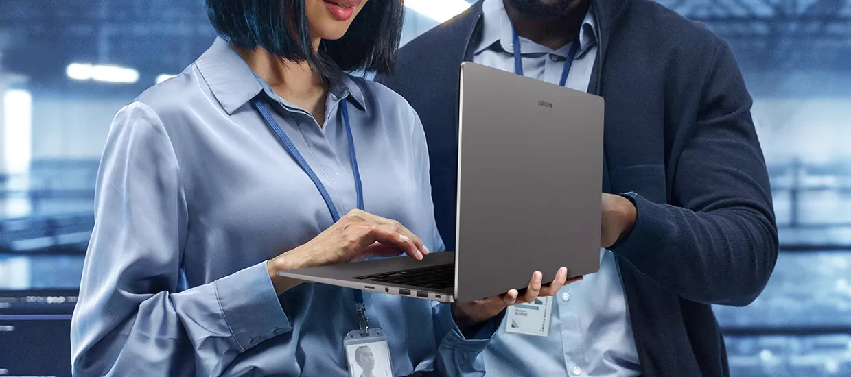 Due colleghi in ufficio consultano un Galaxy Book