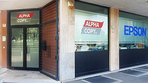 L’ingresso e le vetrine dello showroom Alphacopy