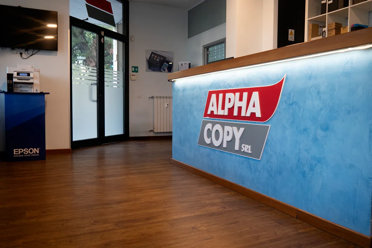 La reception Alphacopy con il logo aziendale