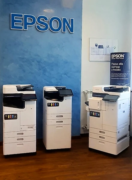 Lo showroom Alphacopy: multifunzione Epson davanti alla parete con il logo Epson